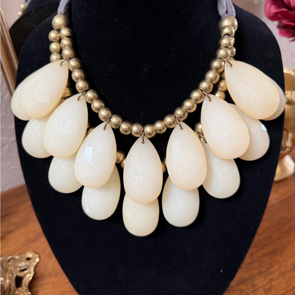 Elegant Cream and Gold Teardrop Necklace